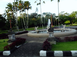 Fountain at the roundabout at the Jalan Kw. Nusa Dua Resort street, viewed from the taxi from Uluwatu