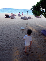 Max with a dog at the beach of the Inaya Putri Bali hotel