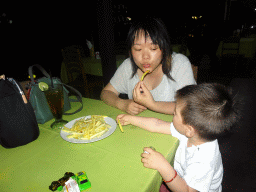 Miaomiao and Max having dinner at the Warung Yasa Segara restaurant at the Jalan Pantai Peminge street