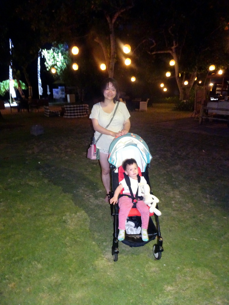 Miaomiao and Max at the beach of the Ayodya Resort Bali, by night