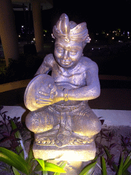 Statue at the Homaya Restaurant of the Inaya Putri Bali hotel, by night