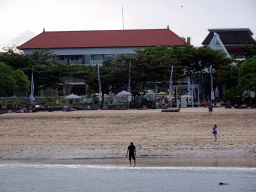 The beach of the Inaya Putri Bali hotel, during low tide