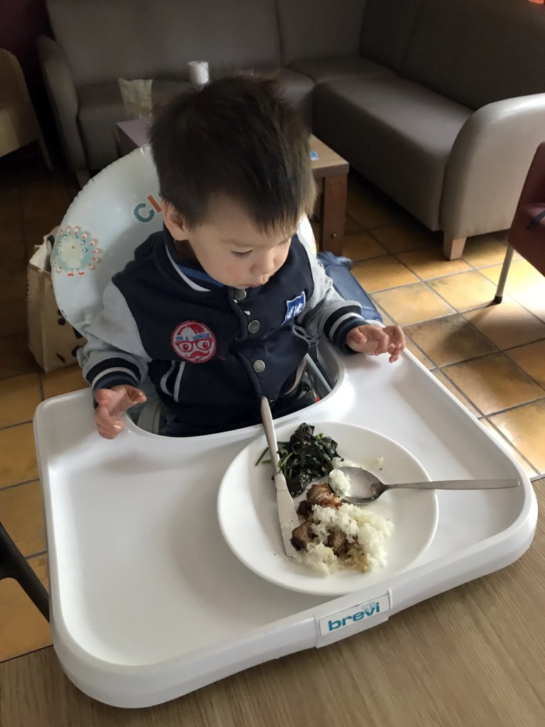 Max having dinner in the living room at the ground floor of our holiday home at the Roompot De Katjeskelder holiday park