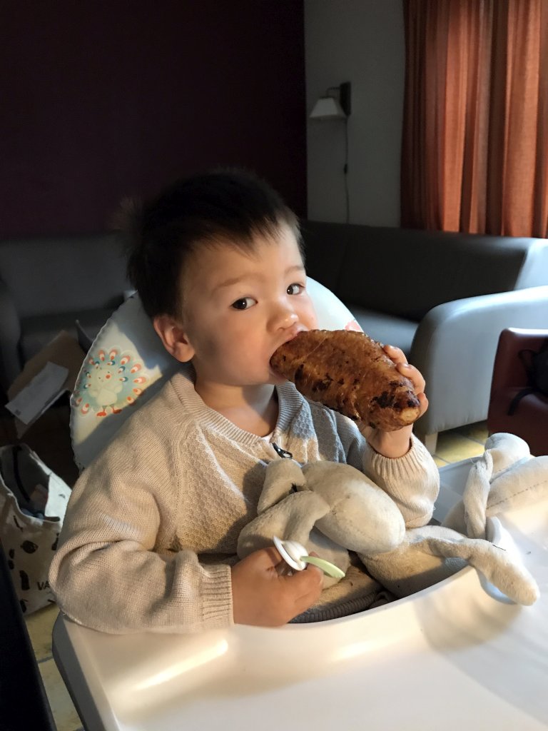 Max having breakfast in the living room at the ground floor of our holiday home at the Roompot De Katjeskelder holiday park