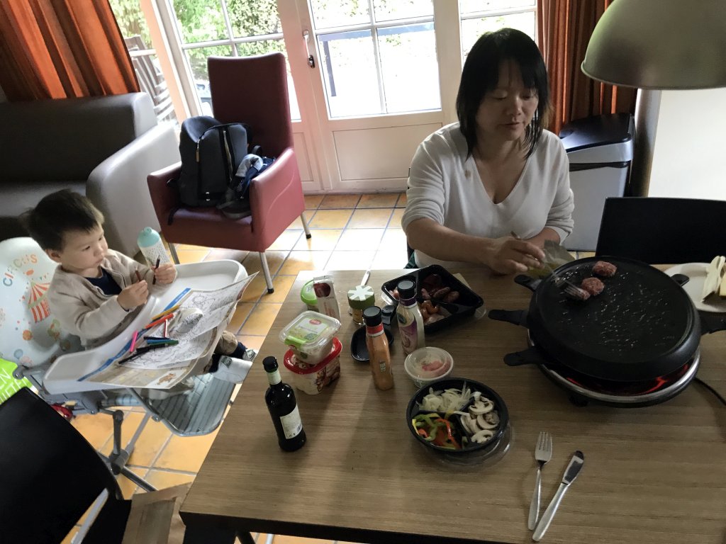 Miaomiao and Max having gourmet dinner in the living room at the ground floor of our holiday home at the Roompot De Katjeskelder holiday park