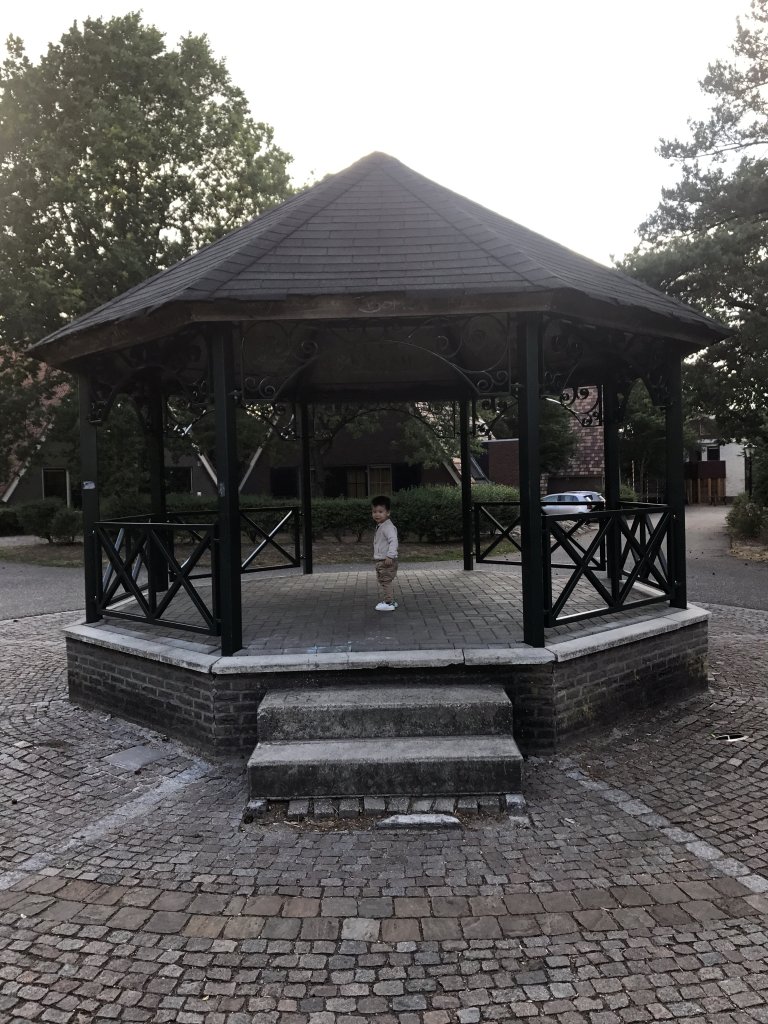 Max at a kiosk at the Roompot De Katjeskelder holiday park