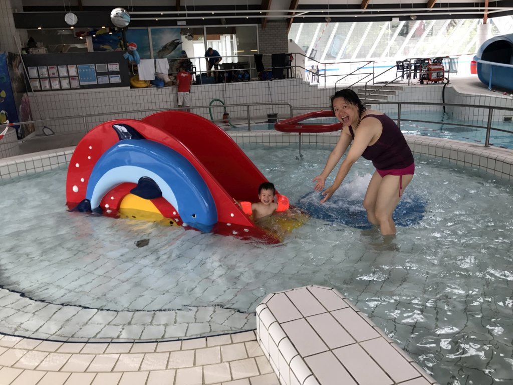 Miaomiao and Max at the swimming pool at the Roompot De Katjeskelder holiday park