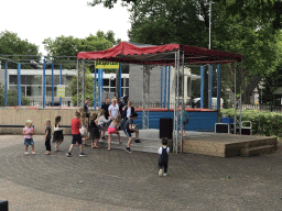 Max at the stage at the central square of the Roompot De Katjeskelder holiday park