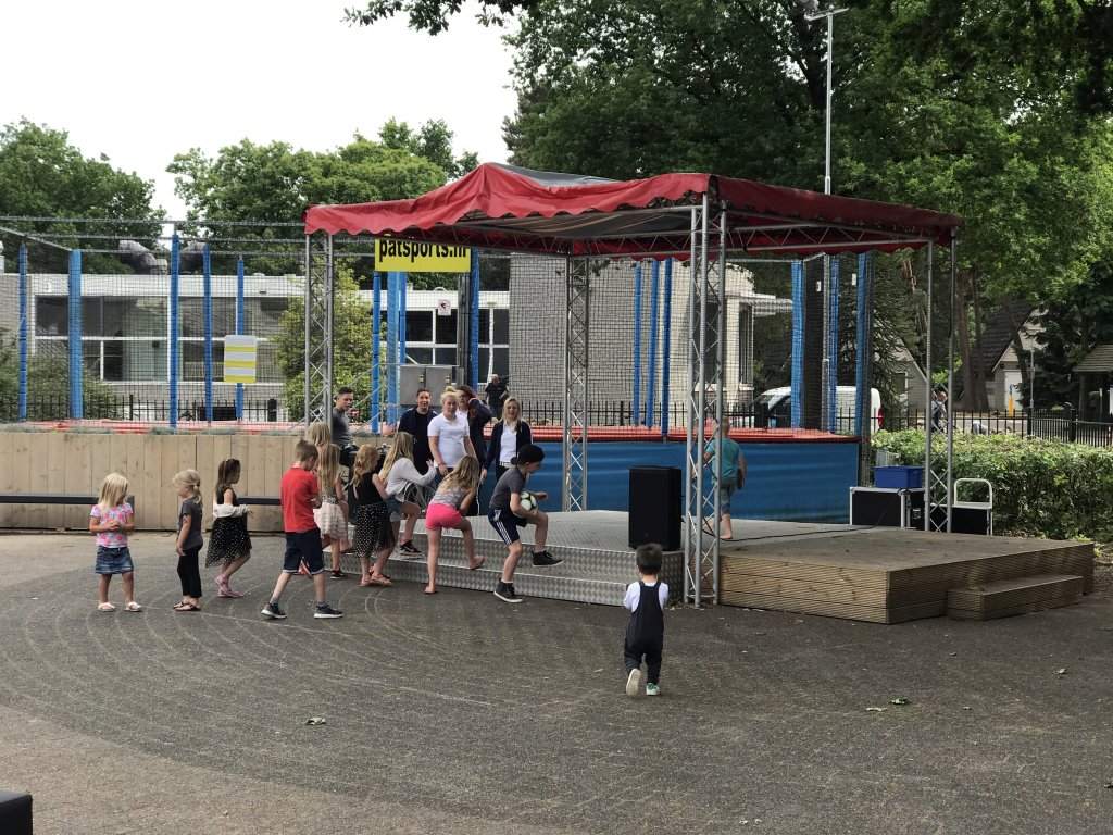 Max at the stage at the central square of the Roompot De Katjeskelder holiday park