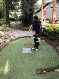 Miaomiao and Max at the mini golf course at the Roompot De Katjeskelder holiday park