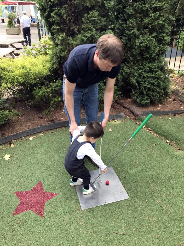 Tim and Max at the mini golf course at the Roompot De Katjeskelder holiday park