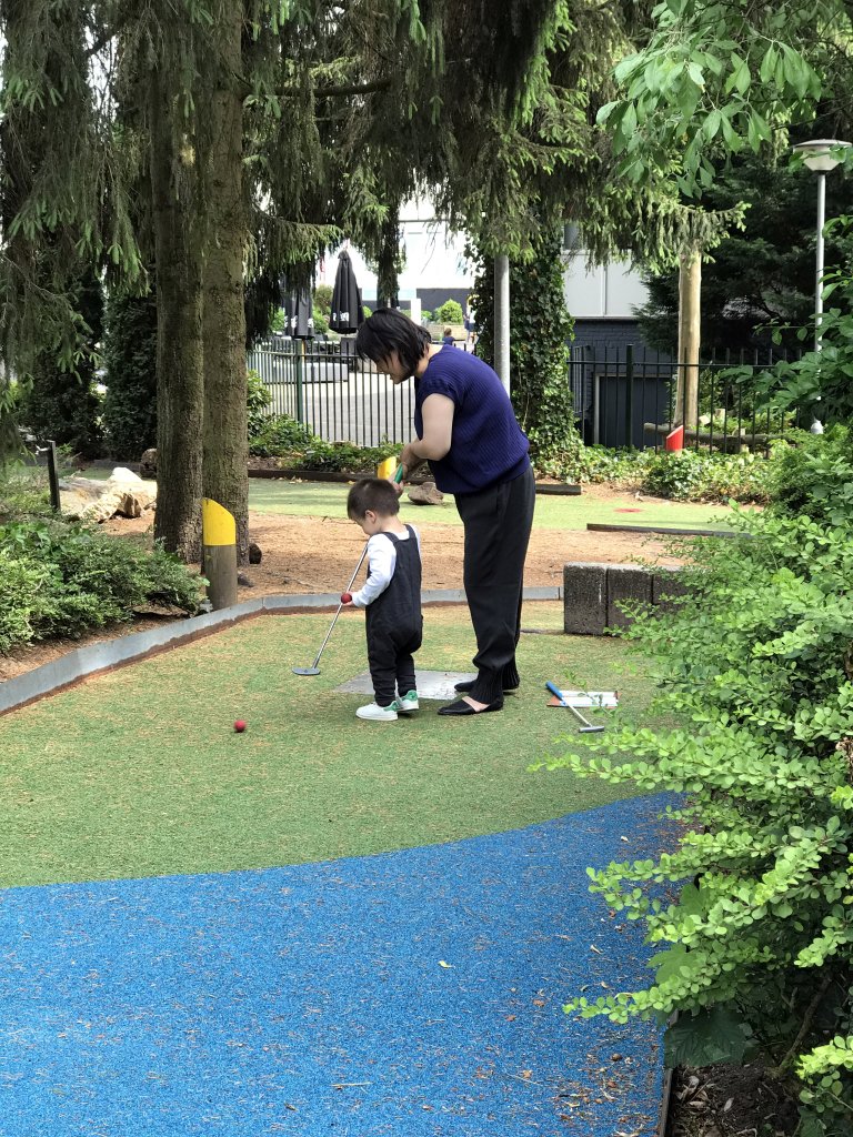 Miaomiao and Max at the mini golf course at the Roompot De Katjeskelder holiday park