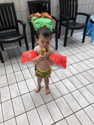 Max eating at the swimming pool at the Roompot De Katjeskelder holiday park