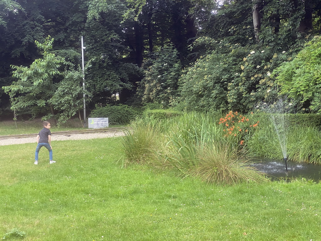 Max at the garden of the Restaurant Zout & Citroen