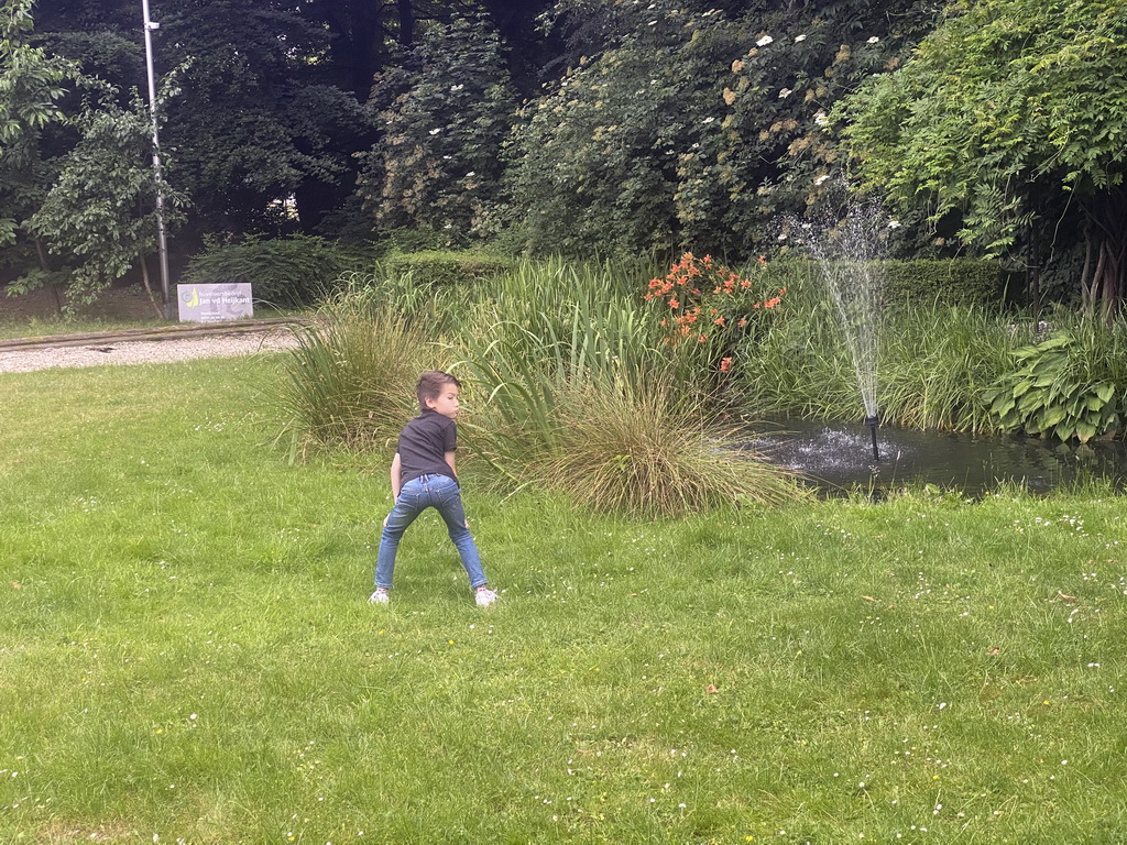 Max at the garden of the Restaurant Zout & Citroen