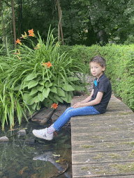 Max at the pond at the garden of the Restaurant Zout & Citroen