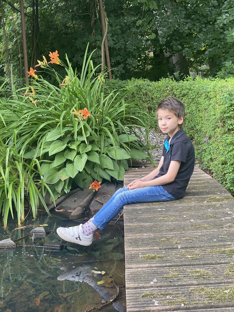 Max at the pond at the garden of the Restaurant Zout & Citroen
