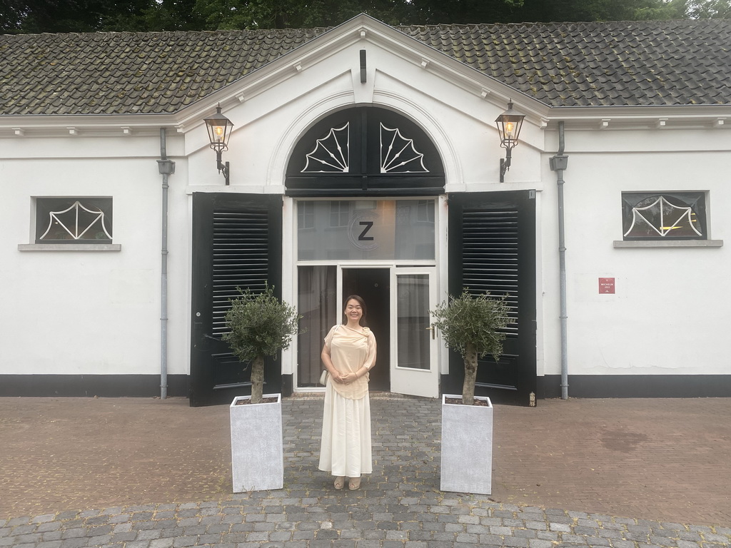 Miaomiao in front of the Restaurant Zout & Citroen at the Ridderstraat street