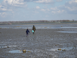 Miaomiao and Max looking for seashells at the Viane Beach