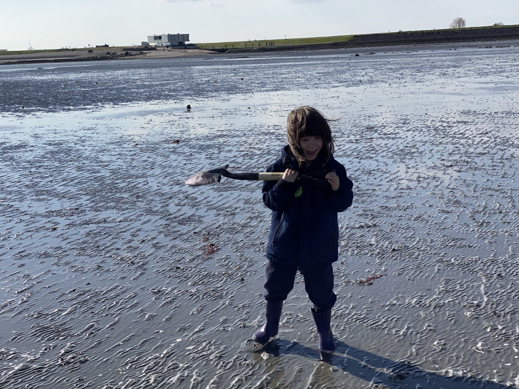 Max looking for seashells at the Viane Beach, with a view on the house and the Weegbrug Viane building at the Viane street