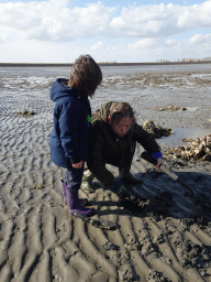 Miaomiao and Max looking for seashells at the Viane Beach