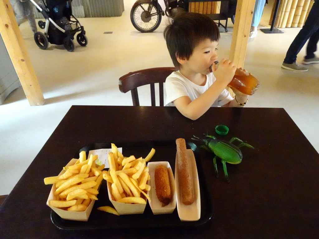 Max having lunch at the restaurant at the Headquarter area at ZooParc Overloon