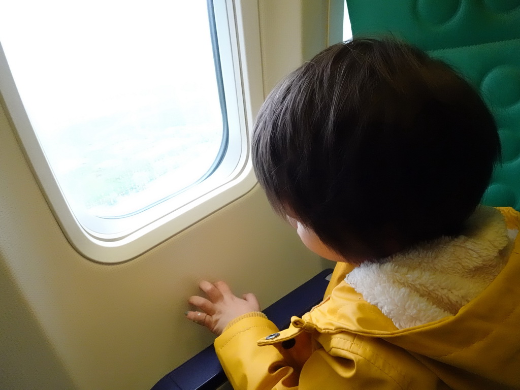 Max looking through the window of the airplane from Rotterdam