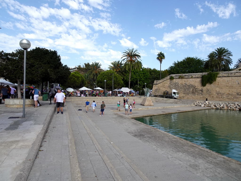 The Carrer del Moll street and the west end of the Parc de la Mar