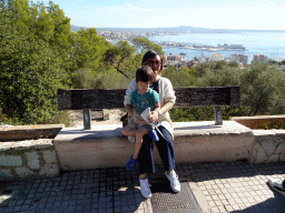 Miaomiao and Max at the Carrer Castell de Bellver street, with a view on the Puerto de Palma harbour and the city center