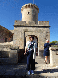 Miaomiao in front of the northeast gate and the main tower of the Castell de Bellver castle
