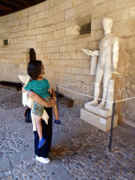 Miaomiao and Max with a statue at the inner square of the Castell de Bellver castle