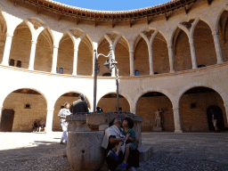 Miaomiao and Max in front of the well at the inner square of the Castell de Bellver castle