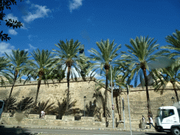 City wall east of the Bastió de Sant Pere bastion, viewed from the rental car on the Avinguda de Gabriel Roca street