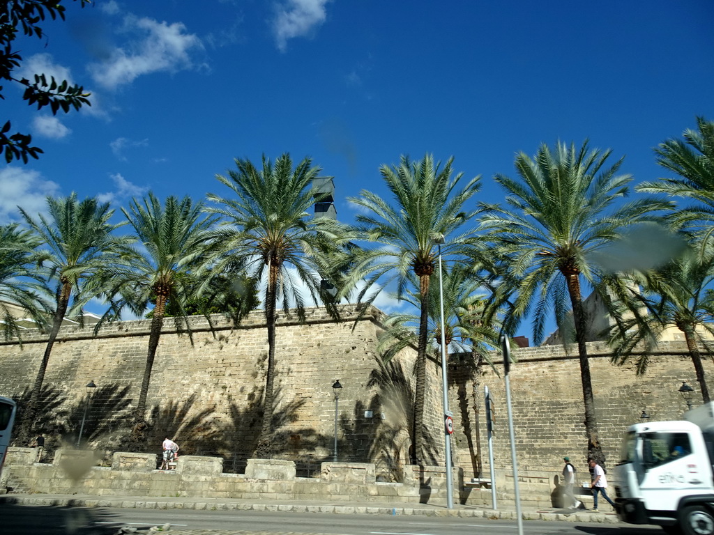 City wall east of the Bastió de Sant Pere bastion, viewed from the rental car on the Avinguda de Gabriel Roca street