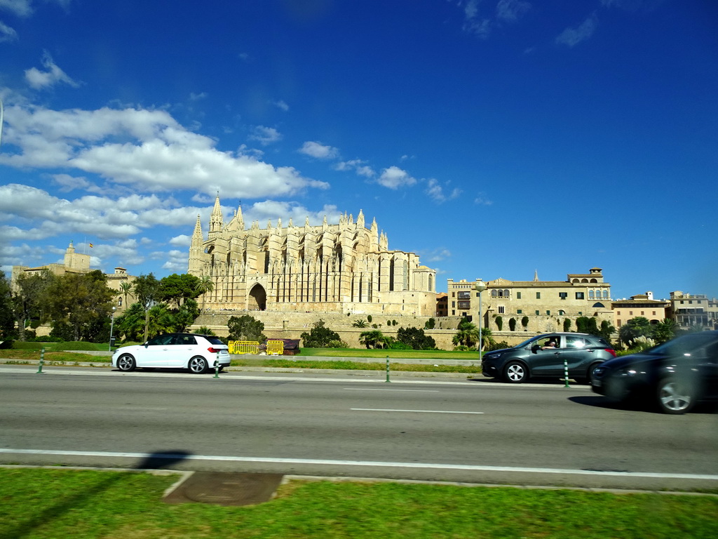 The Parc de la Mar, the Royal Palace of La Almudaina, the Palma Cathedral and the Museu Diocesà de Mallorca, viewed from the rental car on the Avinguda de Gabriel Roca street