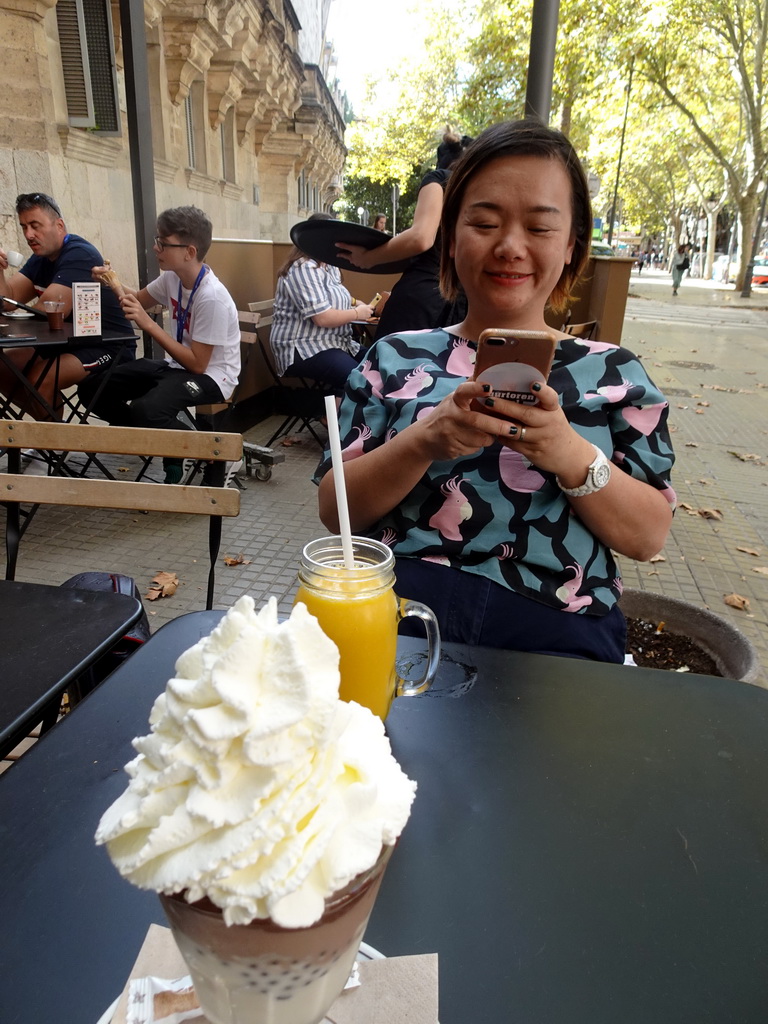 Miaomiao with an ice cream at the Amorino ice cream store at the Plaça de Weyler square