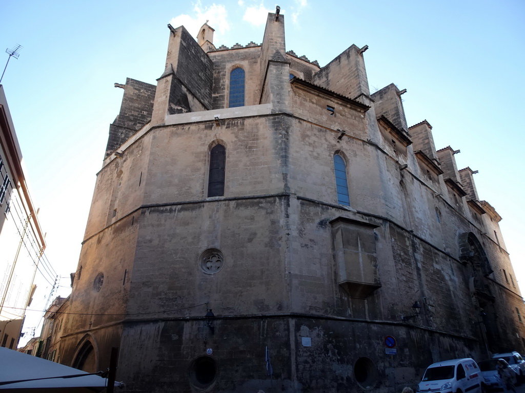 Northeast side of the Parroquia de Santa Cruz church at the Costa da Santa Creu street