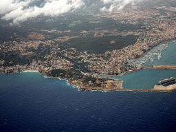 The city center, the Parc de Bellver with the Castell de Bellver castle and the Puerto de Palma harbour, viewed from the airplane to Rotterdam