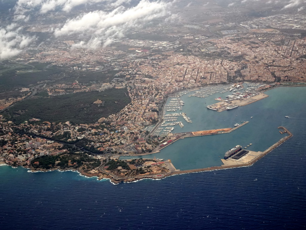 The city center, the Parc de Bellver with the Castell de Bellver castle and the Puerto de Palma harbour, viewed from the airplane to Rotterdam