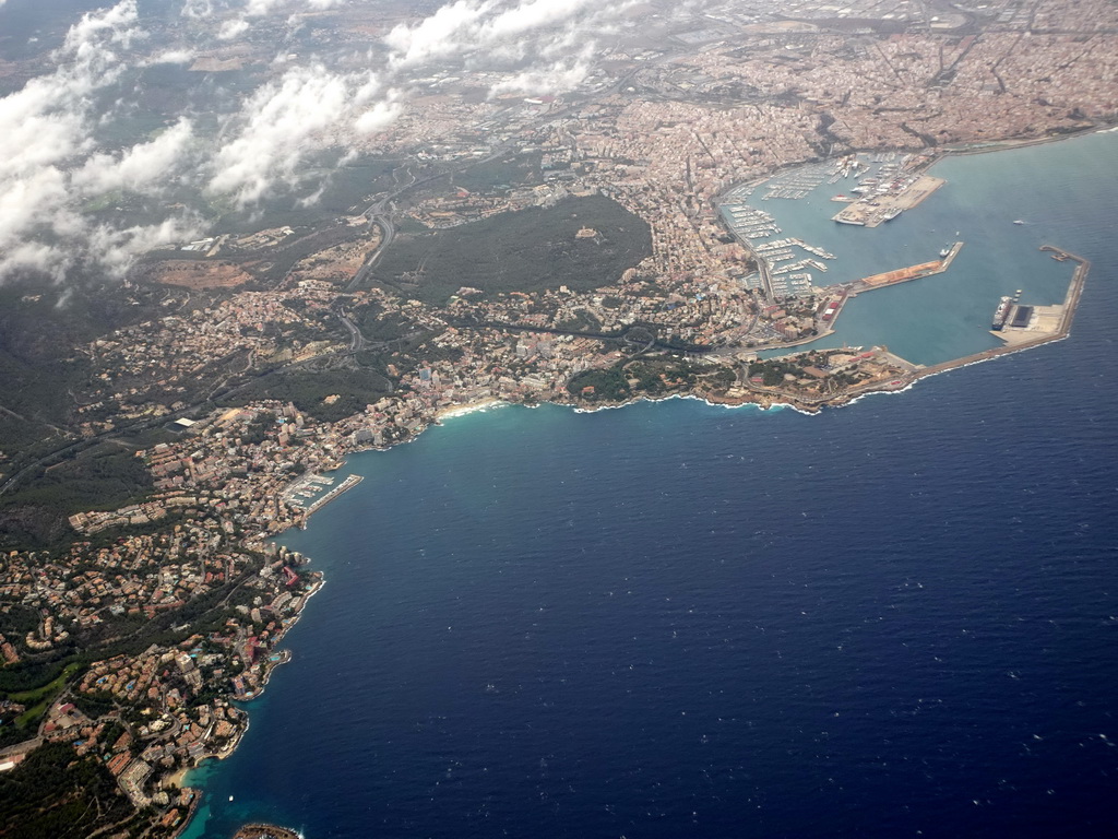 The city center, the Parc de Bellver with the Castell de Bellver castle and the Puerto de Palma harbour, viewed from the airplane to Rotterdam