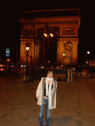 Miaomiao at the Arc de Triomphe, by night