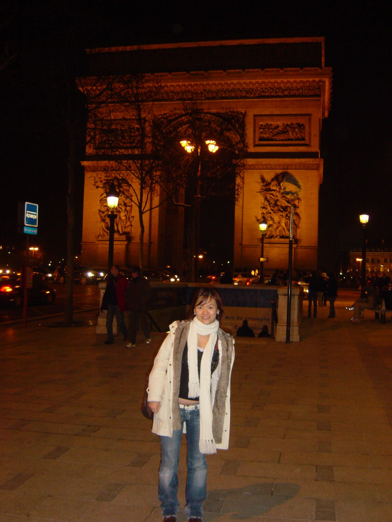Miaomiao at the Arc de Triomphe, by night