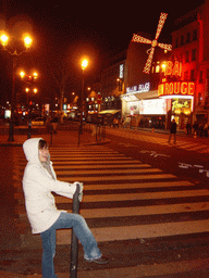 Miaomiao and the Moulin Rouge, by night