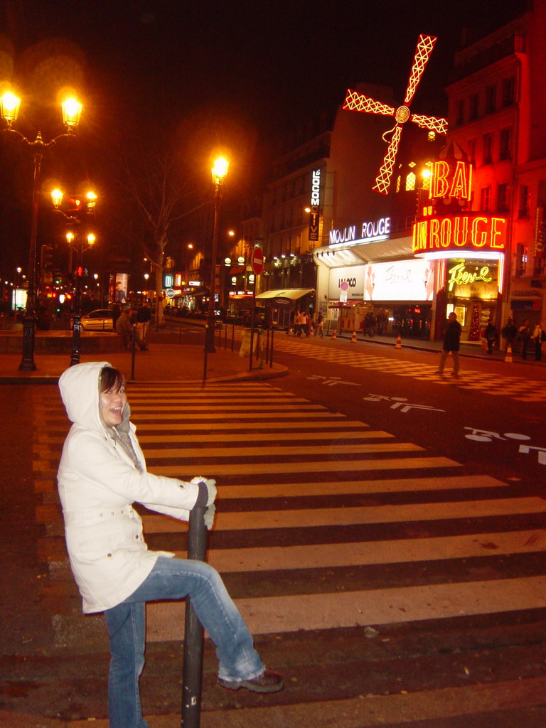 Miaomiao and the Moulin Rouge, by night