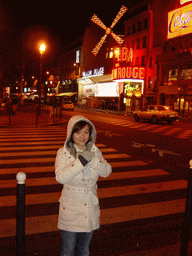 Miaomiao and the Moulin Rouge, by night
