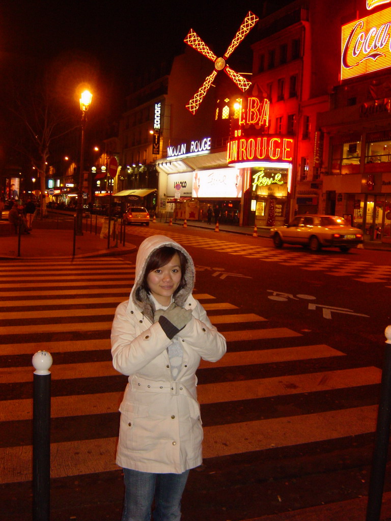 Miaomiao and the Moulin Rouge, by night