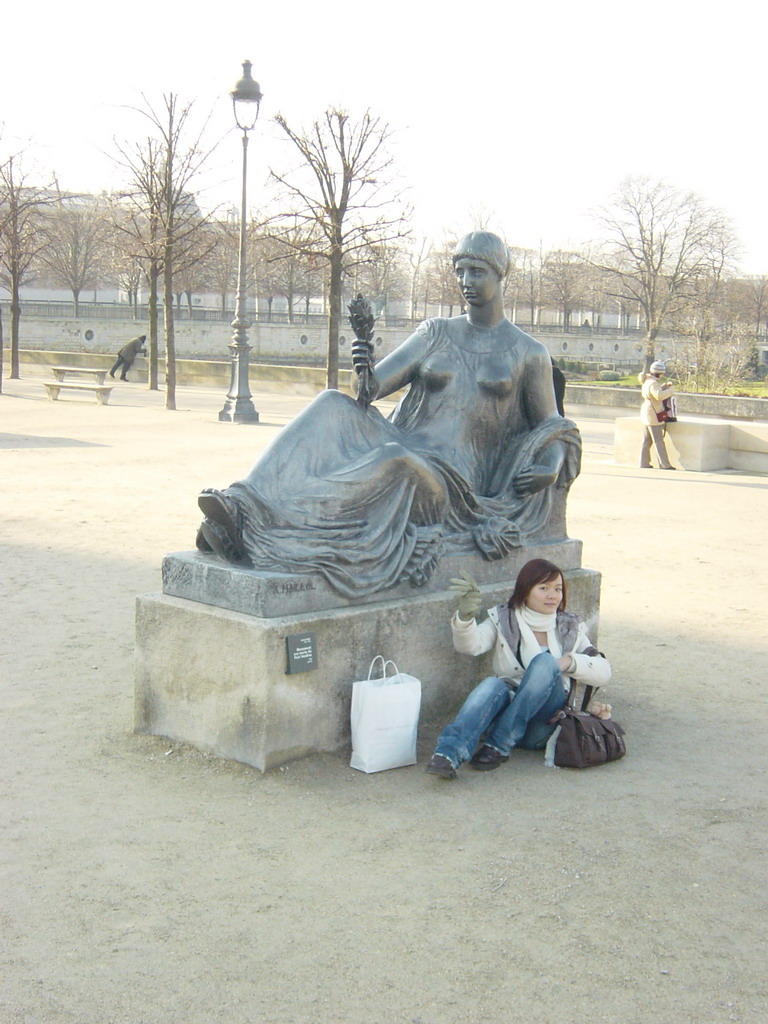 Miaomiao with a statue in the Tuileries Garden