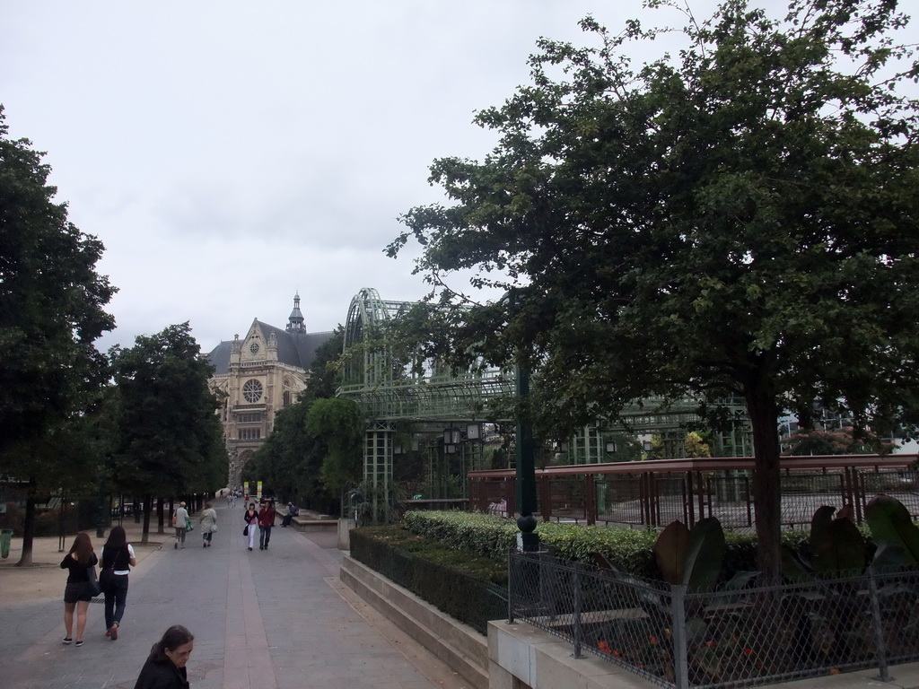 The Jardin des Halles gardens and the Église Saint-Eustache church