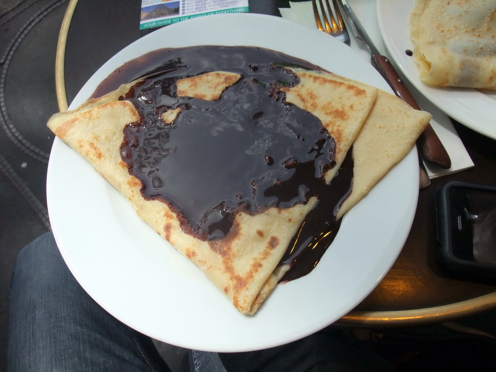 Crêpe Nutella in the Café Le Soleil d`Or at the Quai du Marché Neuf street