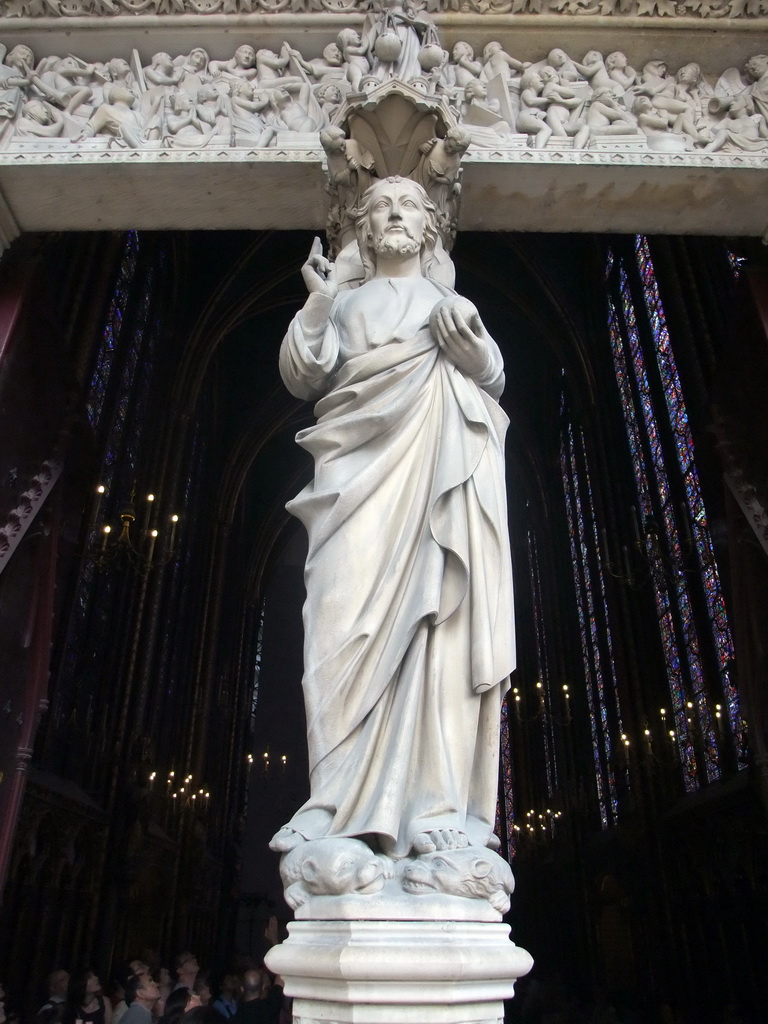Statue at the entrance to the Upper Chapel of the Sainte-Chapelle chapel